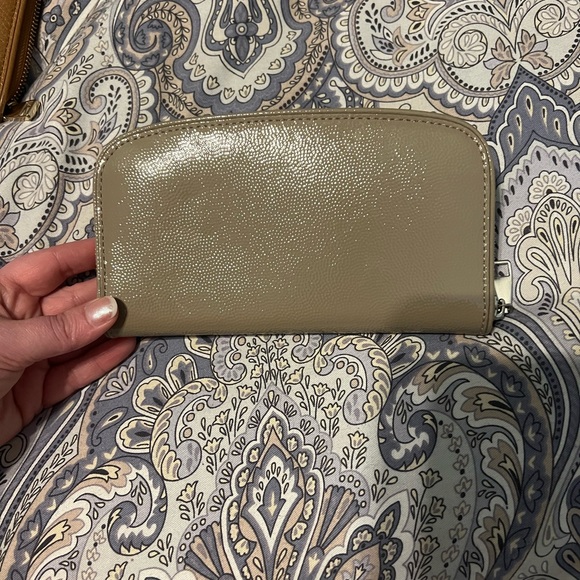 Pebbled gray patent leather Tory Burch wallet - Picture 3 of 5